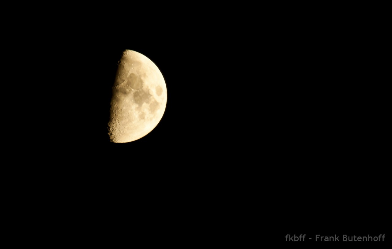 Bei Nacht den Mond aufgenommen