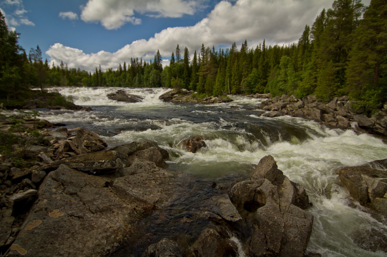 Reißender Fluss in Schweden